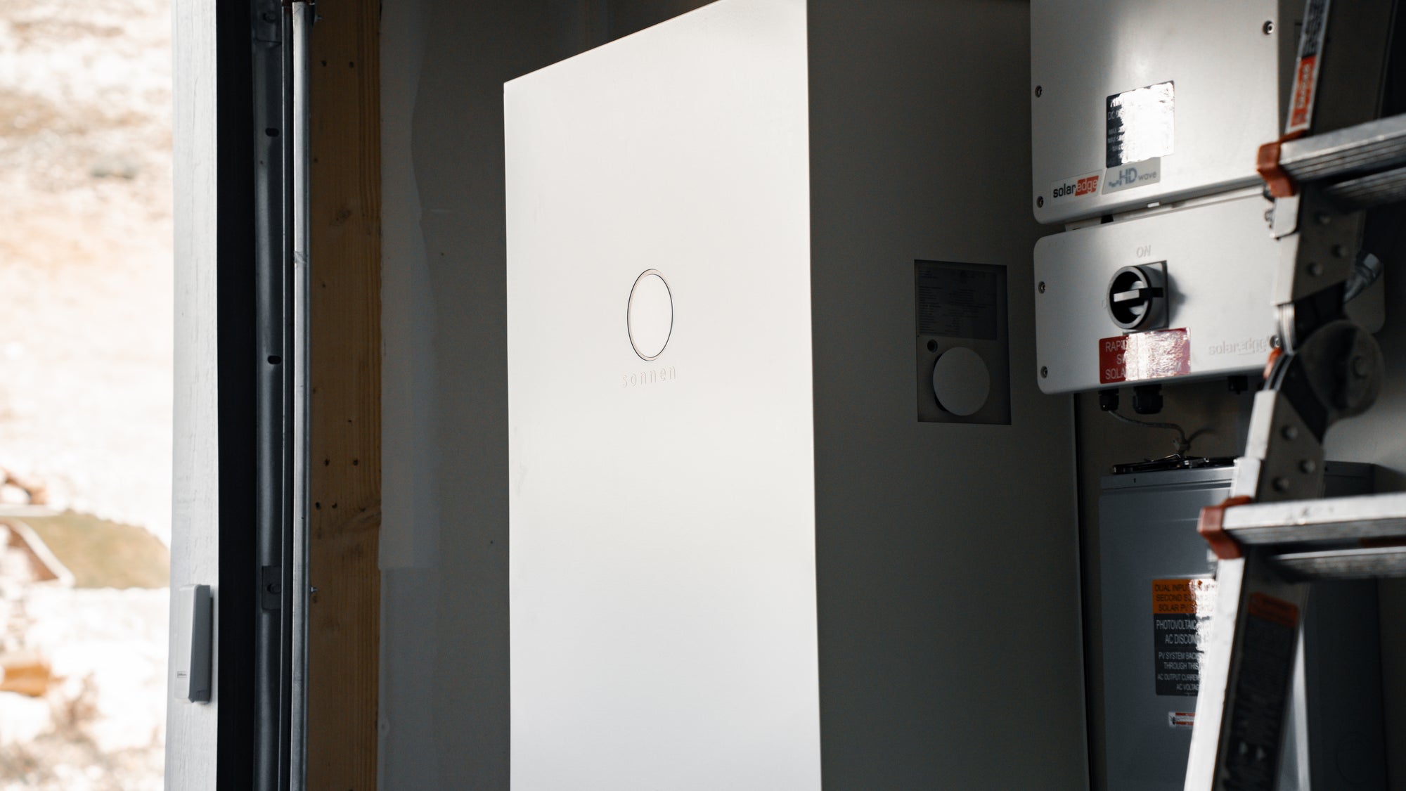 How Solar Batteries Can Keep You Powered Through Outages